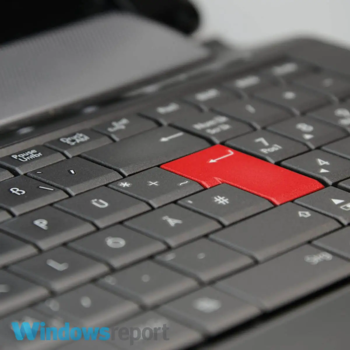 computadora portátil con el botón Entrar rojo: Excel no cambia el formato de fecha