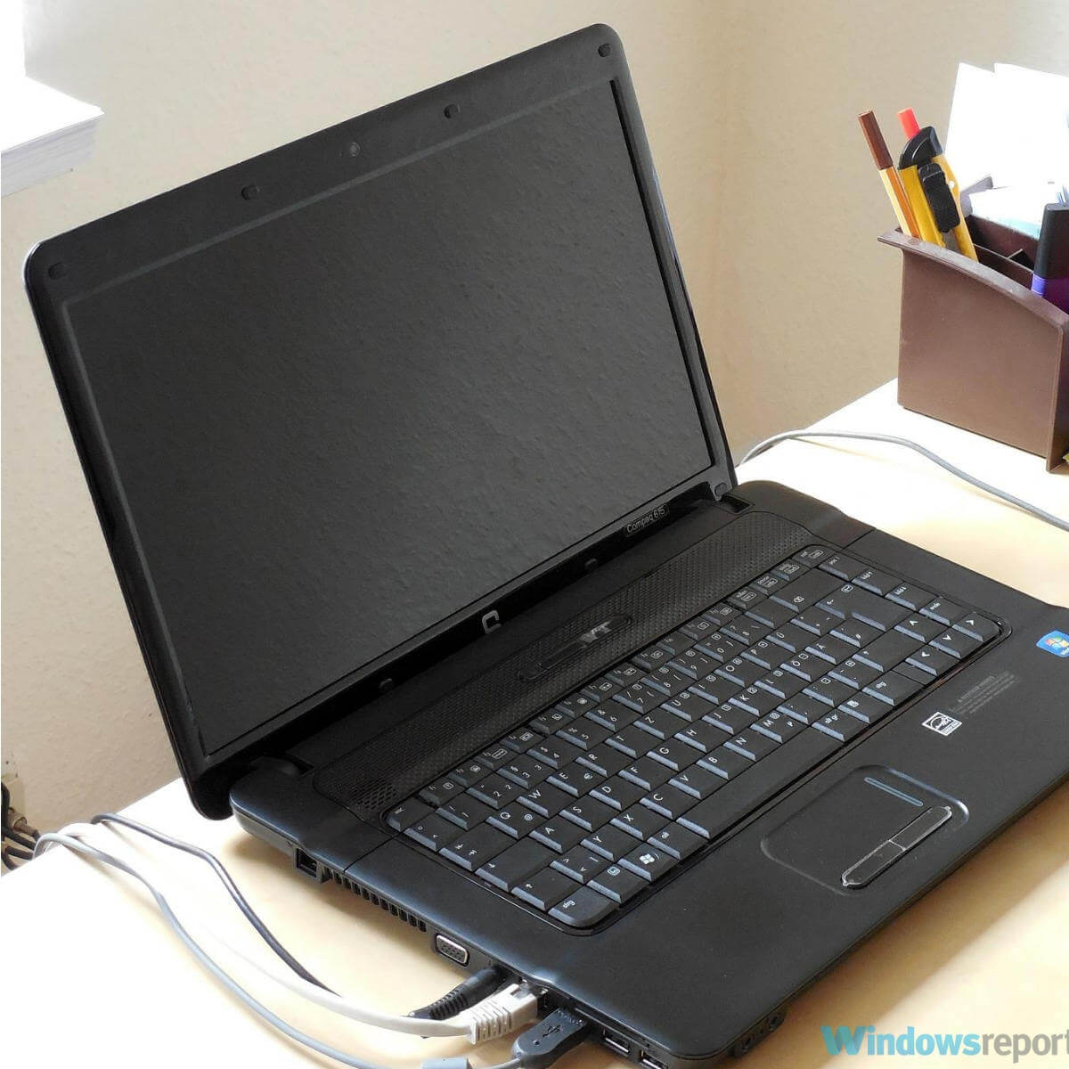 Laptop en el escritorio negro - Cómo guardar una pegatina Paint 3D
