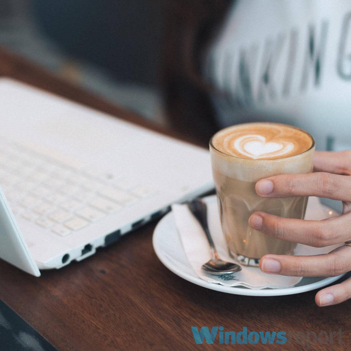 Laptop con usuario y café - VMware cómo eliminar una máquina virtual