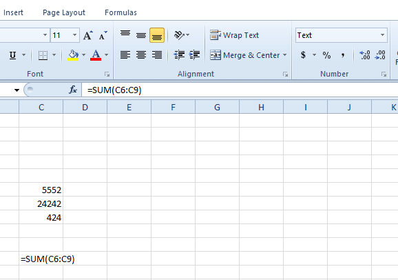 Una hoja de cálculo de Excel de celda de formato de texto que no calcula automáticamente