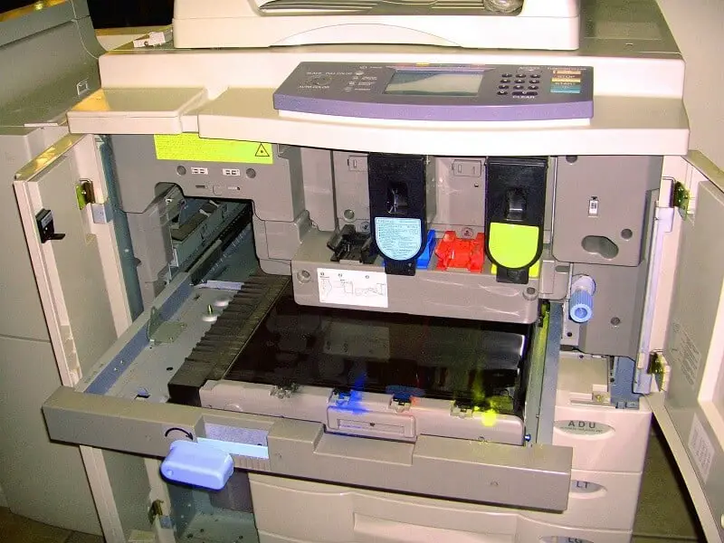 Limpie el rodillo del fusor de la impresora si su impresora láser está imprimiendo sombras
