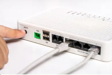 hand-turns-on-internet-router-Battle.net Actualización atascada en 0%